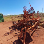 DIVERSOS IMPLEMENTOS AGRÍCOLAS (AMONTOADOS), FROTA: 823061, 923032, 823066