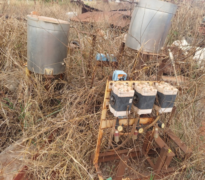 sistema de dosagem polimero 3 und (2 tanques inox) + 2 paineis eletricos pequenos + 1 gravador + ventoinha + estufa e equipamento de labiratorio