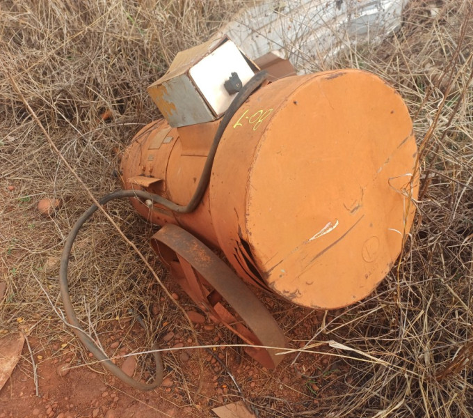 Moto-gedador p maquina de solda + aprox. 35 motores eletricos + Tampa acustica p opanel eletrico + 4 isoladores de corrente madeira + Ativo I8