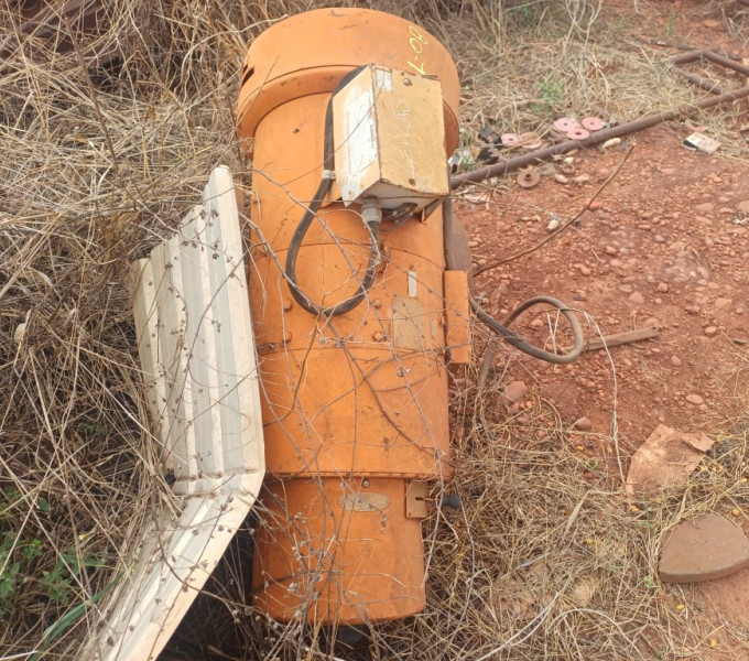 Moto-gedador p maquina de solda + aprox. 35 motores eletricos + Tampa acustica p opanel eletrico + 4 isoladores de corrente madeira + Ativo I8