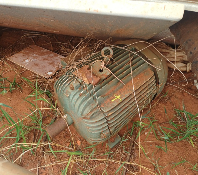 Moto-gedador p maquina de solda + aprox. 35 motores eletricos + Tampa acustica p opanel eletrico + 4 isoladores de corrente madeira + Ativo I8