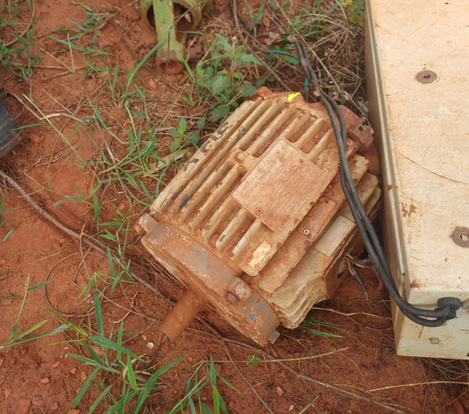 Moto-gedador p maquina de solda + aprox. 35 motores eletricos + Tampa acustica p opanel eletrico + 4 isoladores de corrente madeira + Ativo I8