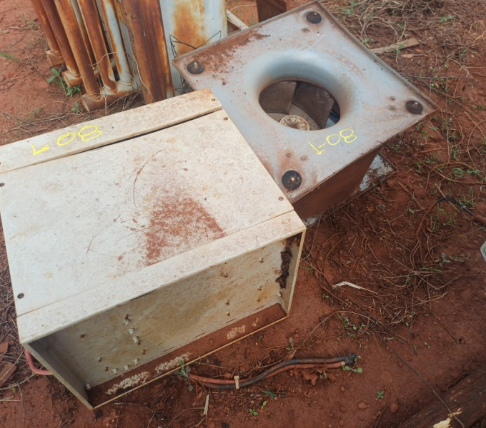 Moto-gedador p maquina de solda + aprox. 35 motores eletricos + Tampa acustica p opanel eletrico + 4 isoladores de corrente madeira + Ativo I8