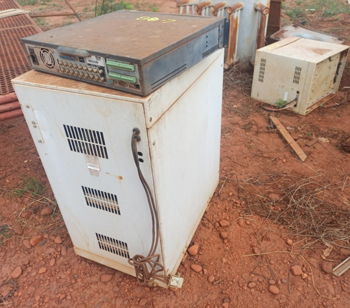 Moto-gedador p maquina de solda + aprox. 35 motores eletricos + Tampa acustica p opanel eletrico + 4 isoladores de corrente madeira + Ativo I8