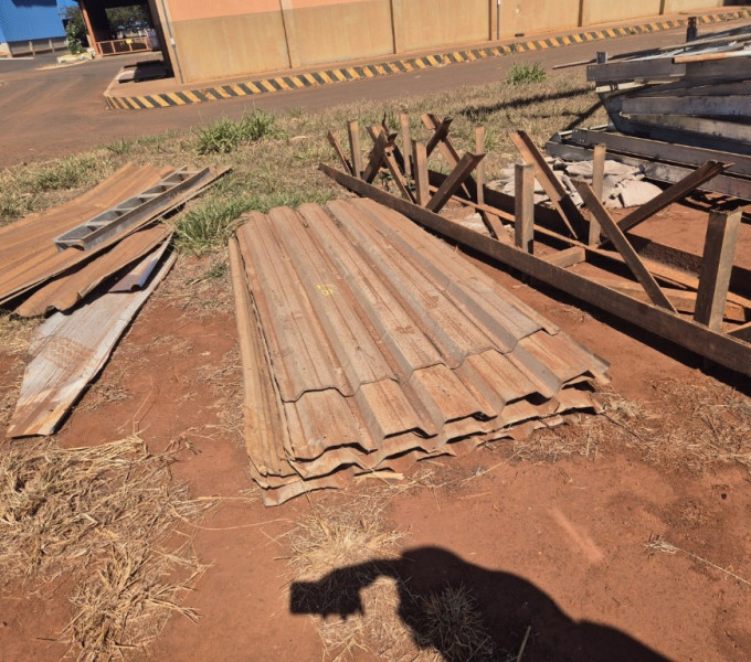 Lote composto por 25 unidades de telhas de alumínio. Material leve, resistente à corrosão e de longa durabilidade. Ideal para coberturas industriais e comerciais.