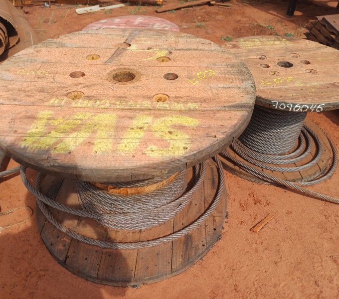 Lote contendo 23 carretéis de cabo de aço e 3 talhas de chapa em aço carbono. Conjunto completo para operações de içamento e movimentação de cargas.