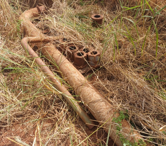 Lote com 3 tubos em aço carbono de 6 polegadas com 3 metros de comprimento cada. Material para instalações industriais e sistemas de tubulação.