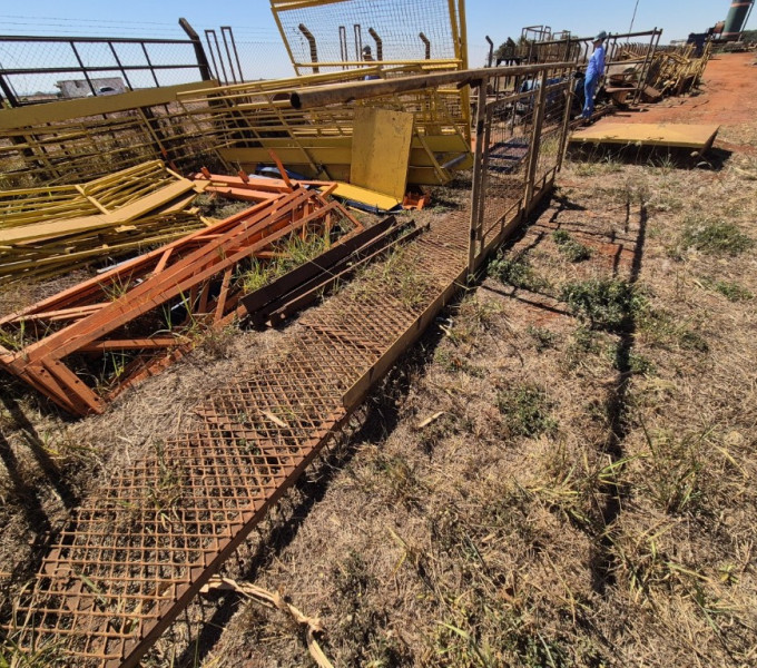 Conjunto composto por 02 guarda-corpos e passarela em aço carbono. Estruturas de segurança para plataformas e áreas elevadas.
