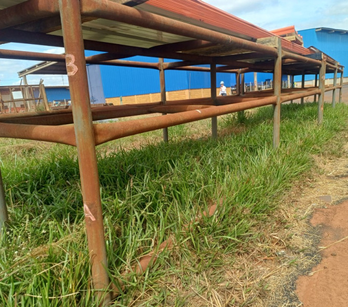 Lote completo contendo passarela tubular em aço carbono, 02 escadas em AC, 5 plataformas em AC e 2 estantes em aço carbono. Estruturas para acesso e organização industrial.