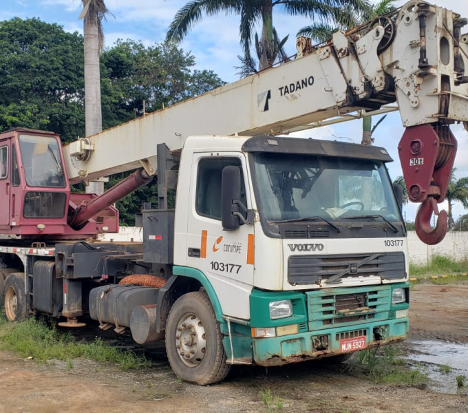 Caminhão Volvo FM12 380 6x4r, Placa: MUN-5927, Ano: 2000, C/ Implemento Guindaste Tadano TS300B1, ano: 2004, Frota: 103177