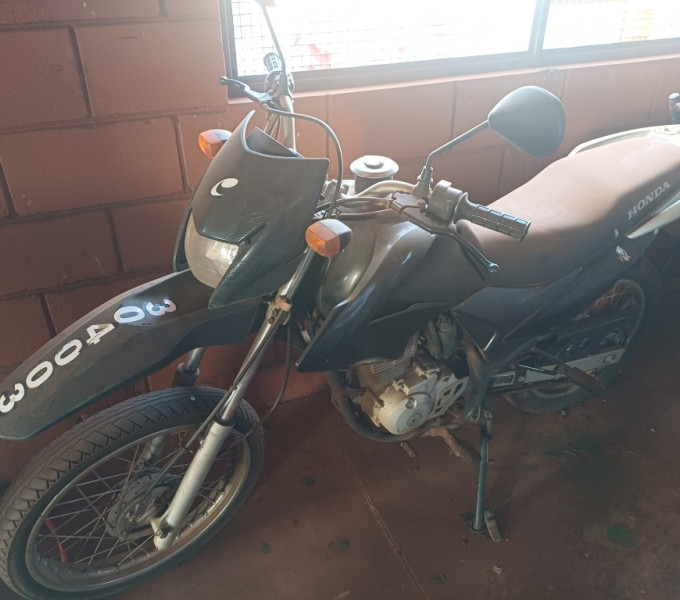 Motocicleta Honda Bros, Frota: 304003. Veículo para transporte e locomoção.