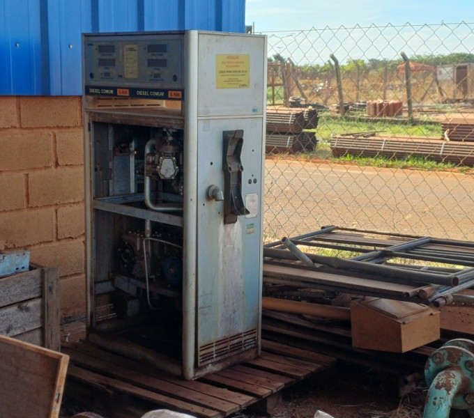 Lote contendo peças para automação de posto Ionics e bomba de combustível. Equipamentos para sistemas de abastecimento.