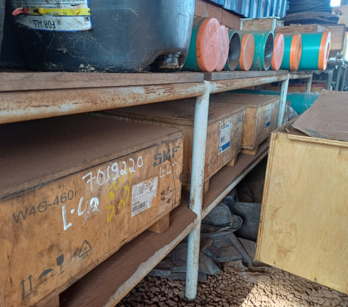 Lote com 4 rolamentos de moenda SKF e 6 rolamentos SKF. Componentes de alta qualidade marca SKF para equipamentos de moagem industrial.
