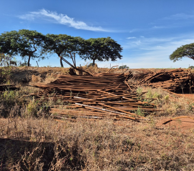 Tubulação industrial para caldeira em aço carbono, com peso aproximado de 50 toneladas. Lote indicado para reaproveitamento, manutenção ou projetos de sistemas térmicos industriais.