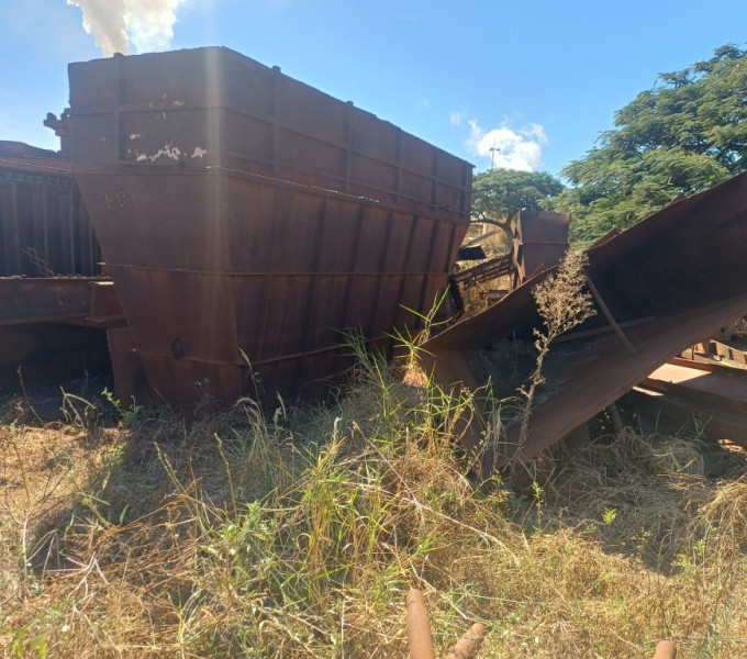 Lote com 6 capas para estrutura de exaustor de caldeira em aço carbono, acompanhado de 3 vigas perfil I de 10 polegadas. Conjunto destinado a aplicações e estruturas industriais.