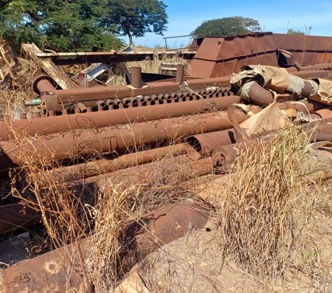 Lote com aproximadamente 15 tubos de alimentação para caldeira em aço carbono, indicado para manutenção, reposição ou montagem de sistemas industriais.