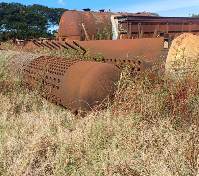 Lote com 2 balões horizontais em aço carbono, indicado para integração, manutenção ou reaproveitamento em processos e instalações industriais.