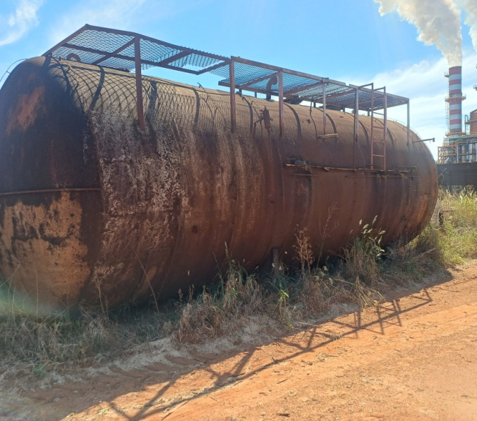 Balão horizontal em aço carbono com capacidade informada de 15 m³, destinado a aplicações em processos e instalações industriais.