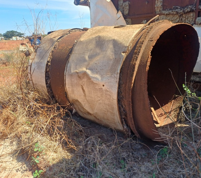 Hidrolisador de bagaço em aço carbono, apresentado em condição cortada, indicado para reaproveitamento de componentes, reforma ou uso como material industrial.