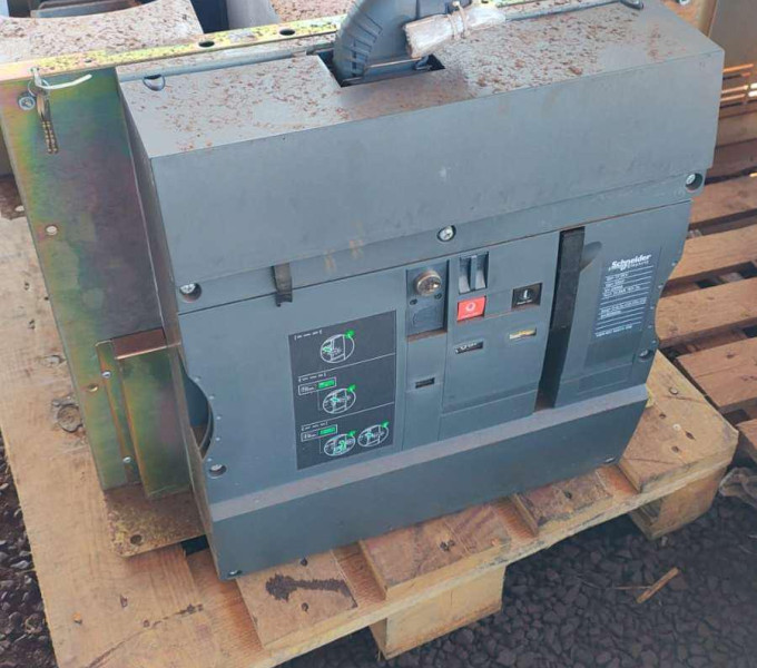 02 (duas) unidades de disjuntores  (17,5 kV), Evolis, Schneider Electric e Merlin Gerin