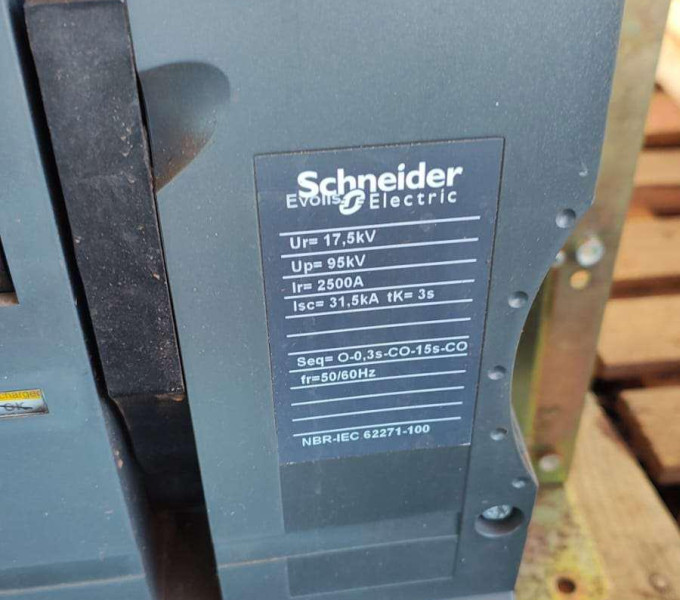 02 (duas) unidades de disjuntores  (17,5 kV), Evolis, Schneider Electric e Merlin Gerin