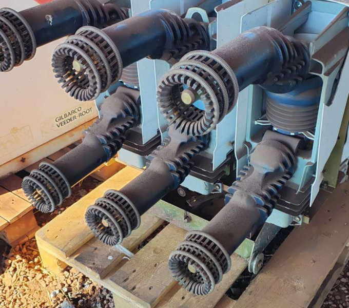 02 (duas) unidades de disjuntores  (17,5 kV), Evolis, Schneider Electric e Merlin Gerin