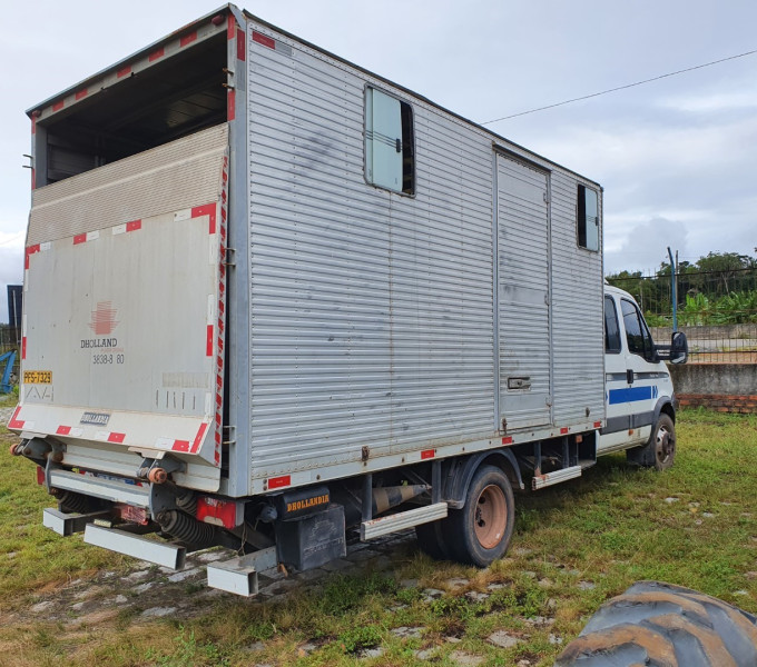 Micro-Caminhão Iveco Daily 70C17, Truck 7ton, Cabine dupla, rampa elétrica