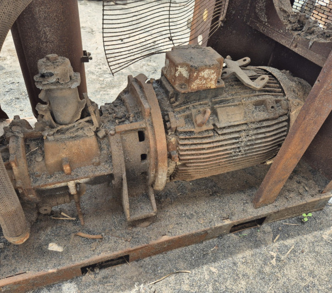 COMPRESSOR DE AR COM MOTORES ELÉTRICO WEG ( MOTORES SEM IDENTIFICAÇÃO)