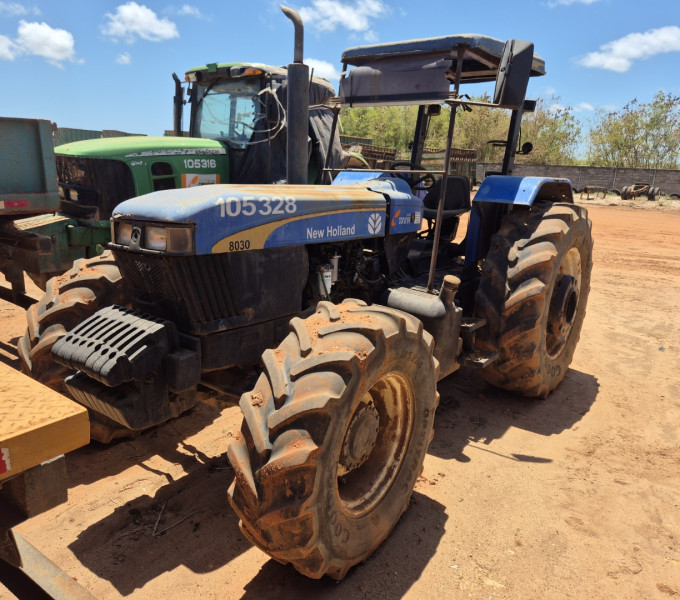 Trator de Pneus New Holland 8030, Ano 2013, Azul, Frota: 105328 + Item 9 e 22