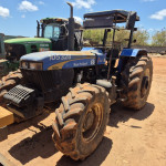 Trator de Pneus New Holland 8030, Ano 2013, Azul, Frota: 105328 + Item 9 e 22