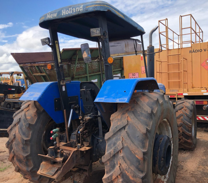 Trator de Pneus New Holland 8030, Ano 2013, Azul, Frota: 105328 + Item 9 e 22