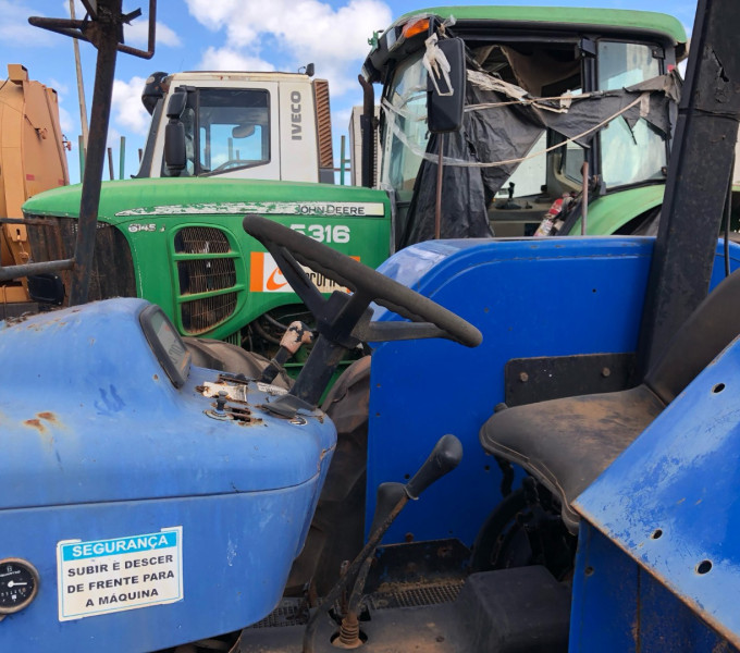 Trator de Pneus New Holland 8030, Ano 2013, Azul, Frota: 105328 + Item 9 e 22
