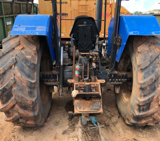 Trator de Pneus New Holland 8030, Ano 2013, Azul, Frota: 105328 + Item 9 e 22