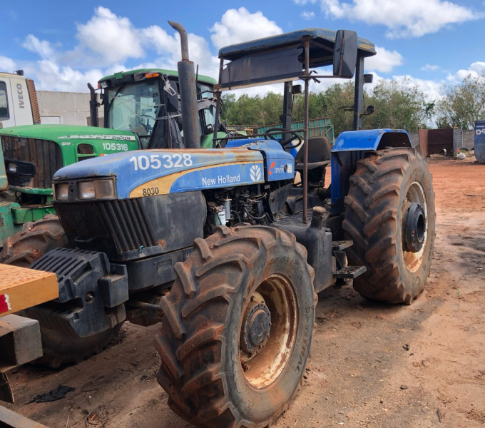 Trator de Pneus New Holland 8030, Ano 2013, Azul, Frota: 105328 + Item 9 e 22