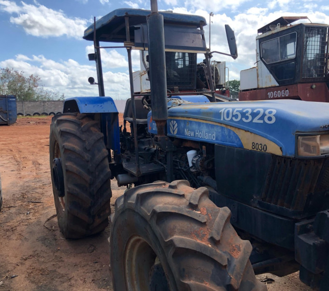 Trator de Pneus New Holland 8030, Ano 2013, Azul, Frota: 105328 + Item 9 e 22