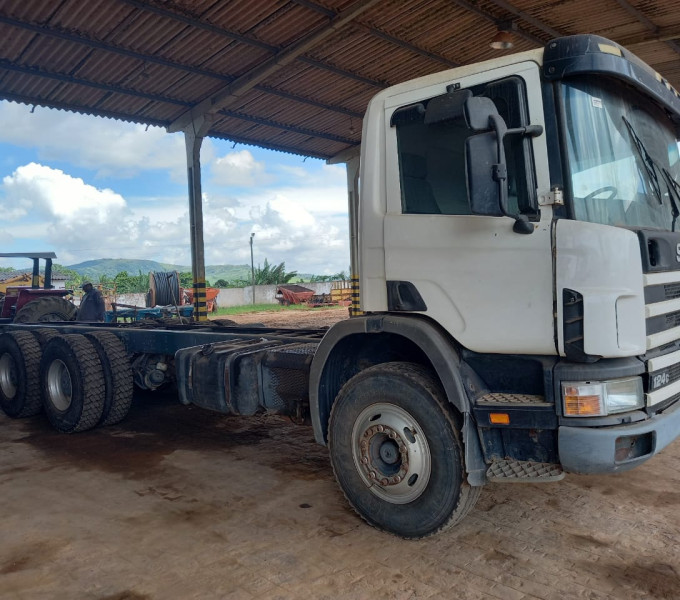 CAMINHÃO PLATAFORMA SCANIA P124 400, ANO 2004, PLACA: MVB 0398, FROTA 22509 (OBS: RODANDO)