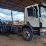 CAMINHÃO PLATAFORMA SCANIA P124 400, ANO 2004, PLACA: MVB 0398, FROTA 22509 (OBS: RODANDO)