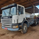 CAMINHÃO PLATAFORMA SCANIA P124 400, ANO 2004, PLACA: MVB 0398, FROTA 22509 (OBS: RODANDO)