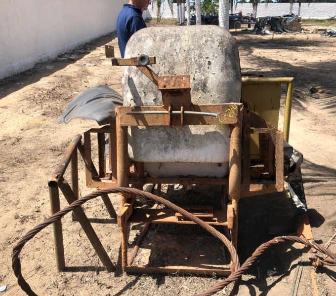 DISTRIBUIDOR DE HERBOCIDA - GUARANÍ DE 400 LITROS PARA APLICAÇÃO DE ADUBOS