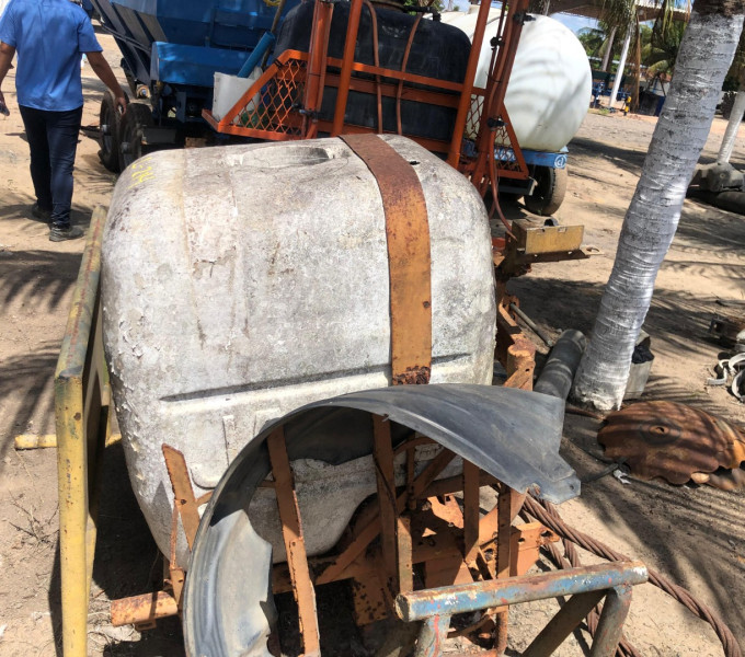 DISTRIBUIDOR DE HERBOCIDA - GUARANÍ DE 400 LITROS PARA APLICAÇÃO DE ADUBOS