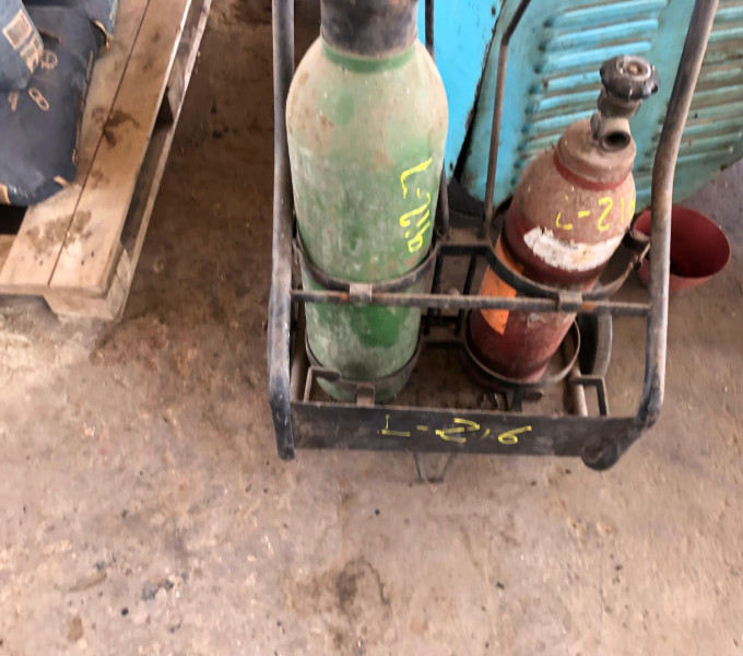 RECIPIENTE PARA OXIGENIO (01) E ACENTILENIO (01) COM CARROÇA DE TRASNPORTE + 02 CILINDROS DE GÁS APROX. 10KG