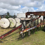 ENLEIRADOR NEW HOLLAND H.5980 (OBS: CONTÉM 17 DISCOS, CONTÉM 04 PNEUS, +/- 7 METROS)