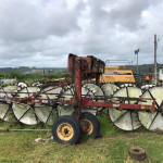 ENLEIRADOR NEW HOLLAND H.5980 (OBS: CONTÉM 17 DISCOS, CONTÉM 04 PNEUS, +/- 7 METROS)