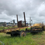 PLATAFORMA DE REBOQUE REGULAVEL, MODELO MIL STAK, ANO 2012 (SOBE E DESCE) (OBS: CONTÉM 2 PNEUS, +/- 9 METROS, LANTERNA OK)