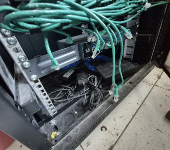 RACK DE SERVIDORES ATTIC: 02 CISCO 2900 SERIES, ROUTERBOARD RB201 UAS-RM