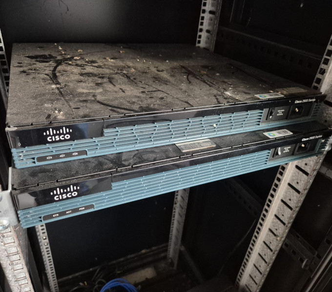 RACK DE SERVIDORES ATTIC: 02 CISCO 2900 SERIES, ROUTERBOARD RB201 UAS-RM