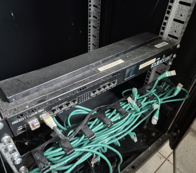 RACK DE SERVIDORES ATTIC: 02 CISCO 2900 SERIES, ROUTERBOARD RB201 UAS-RM