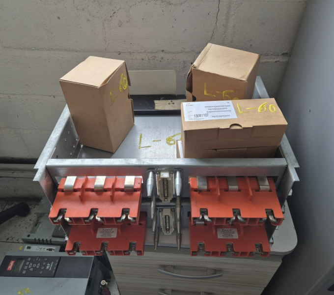 NO-BREAK UPS APC Smart-UPS RT 10000VA (10kVA): 04 BATERIAS INDUSTRIAIS ACUMULADOR DE CHUMBO-ÁCIDO SELADO APC 18, 02 CHAVES DE ACIONAMENTO, PAINEL DE CONTROLE P/ CONVERSORES, CABO RoHS MACTH DATA P/NO.CON4204/D