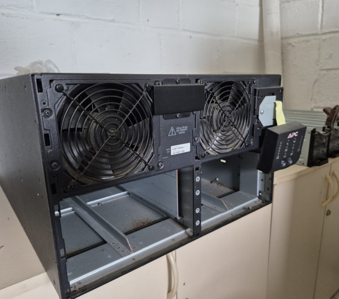 NO-BREAK UPS APC Smart-UPS RT 10000VA (10kVA): 04 BATERIAS INDUSTRIAIS ACUMULADOR DE CHUMBO-ÁCIDO SELADO APC 18, 02 CHAVES DE ACIONAMENTO, PAINEL DE CONTROLE P/ CONVERSORES, CABO RoHS MACTH DATA P/NO.CON4204/D