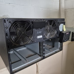 NO-BREAK UPS APC Smart-UPS RT 10000VA (10kVA): 04 BATERIAS INDUSTRIAIS ACUMULADOR DE CHUMBO-ÁCIDO SELADO APC 18, 02 CHAVES DE ACIONAMENTO, PAINEL DE CONTROLE P/ CONVERSORES, CABO RoHS MACTH DATA P/NO.CON4204/D